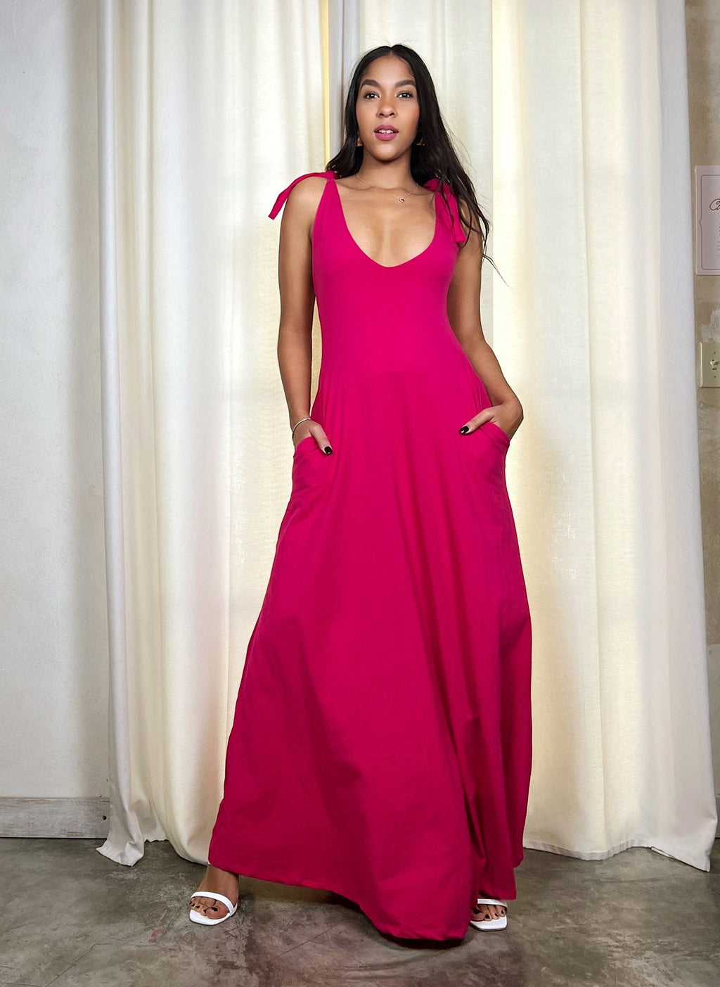Plunge Neckline Maxi Dress w. Pockets