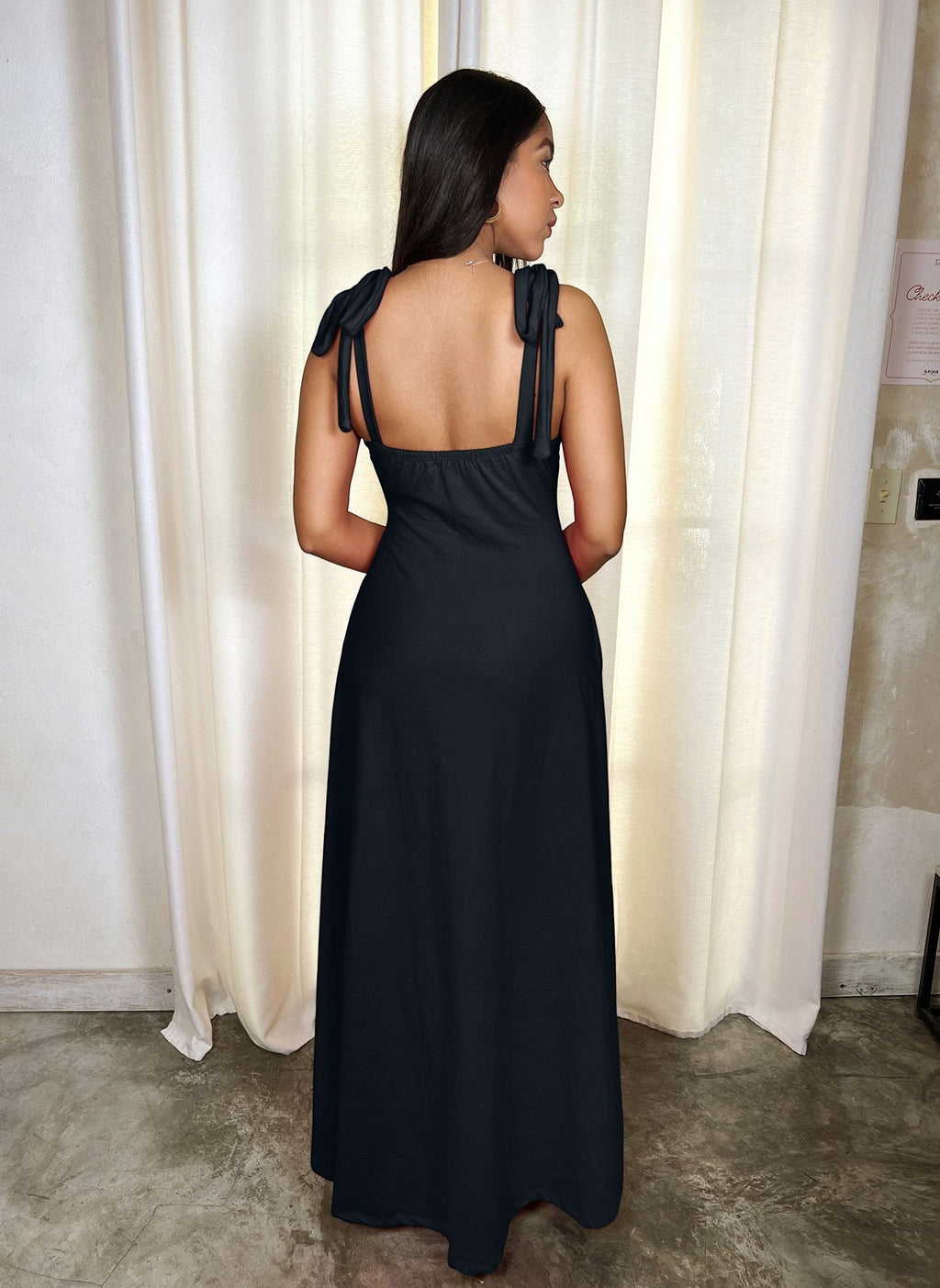 Plunge Neckline Maxi Dress w. Pockets - Black