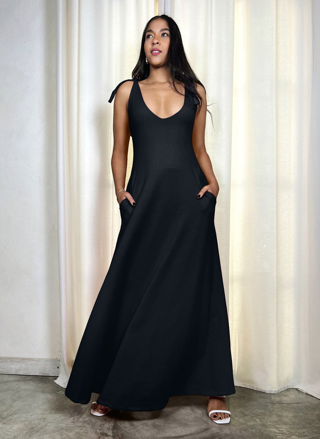 Plunge Neckline Maxi Dress w. Pockets - Black