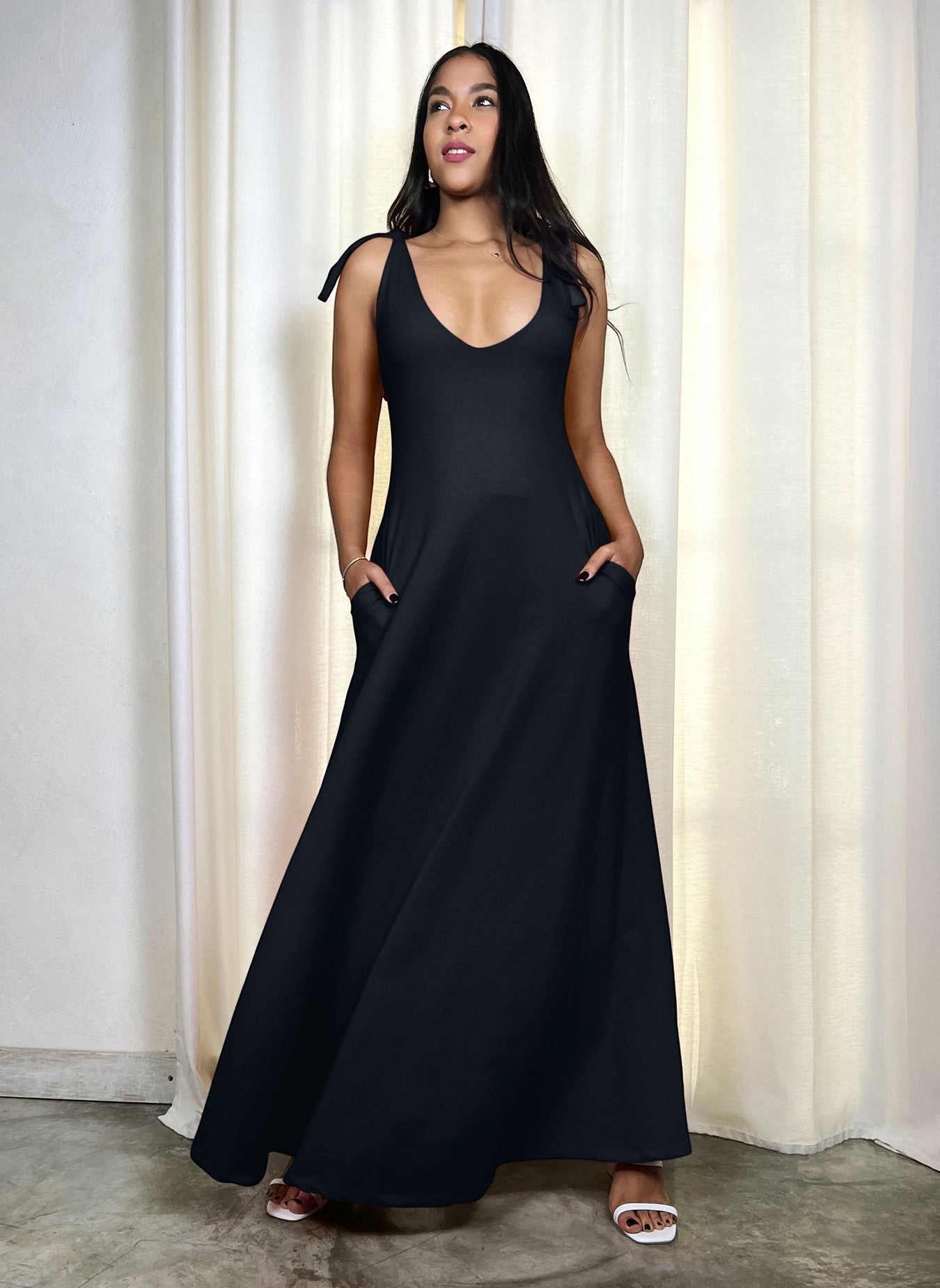 Plunge Neckline Maxi Dress w. Pockets - Black