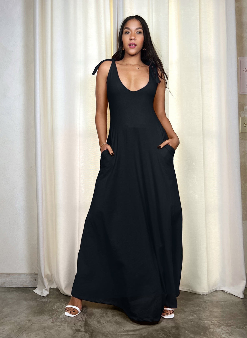 Plunge Neckline Maxi Dress w. Pockets - Black
