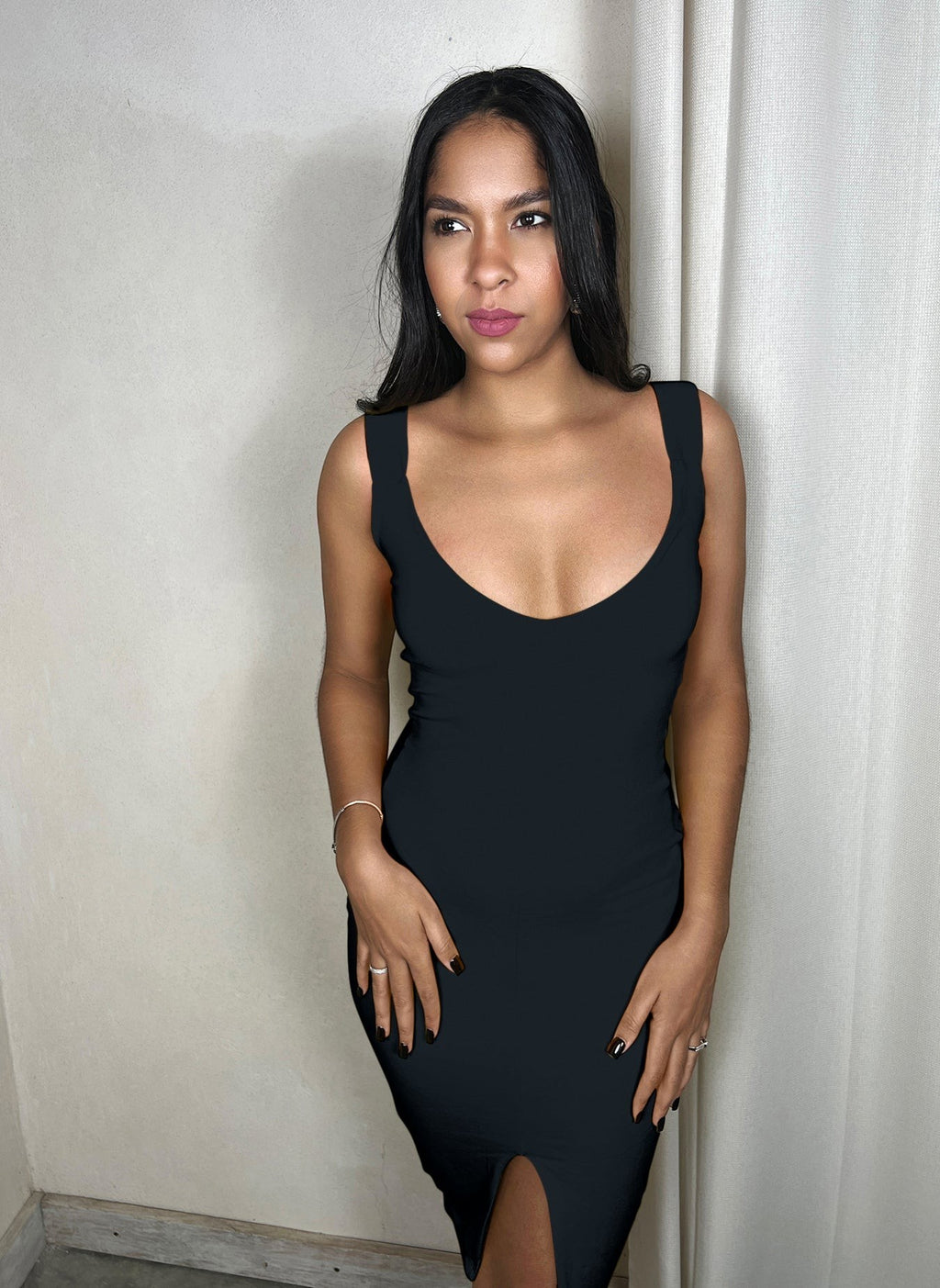 Scoop Neck Bodycon Mini Dress w. Slit - Black