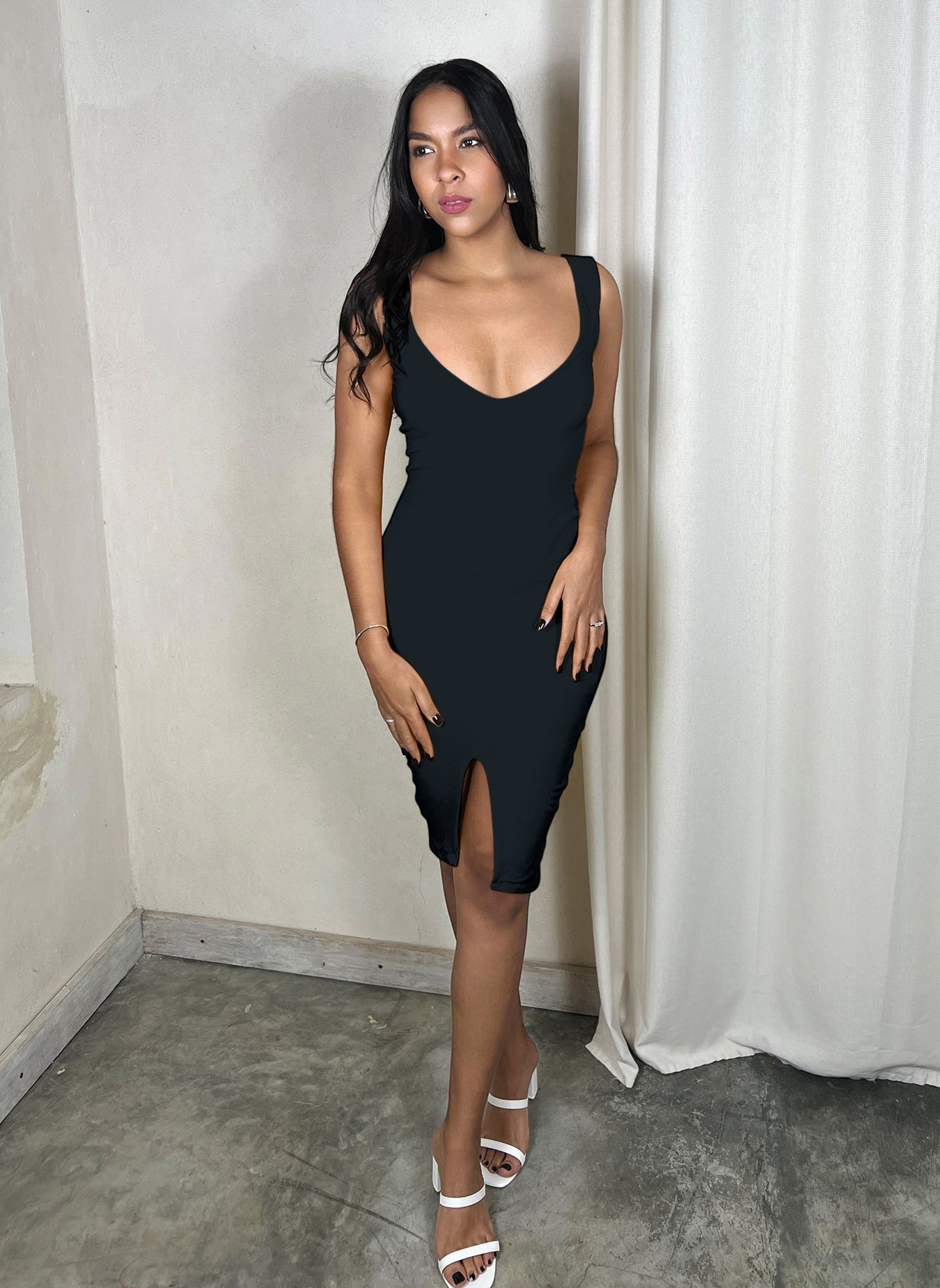 Scoop Neck Bodycon Mini Dress w. Slit - Black