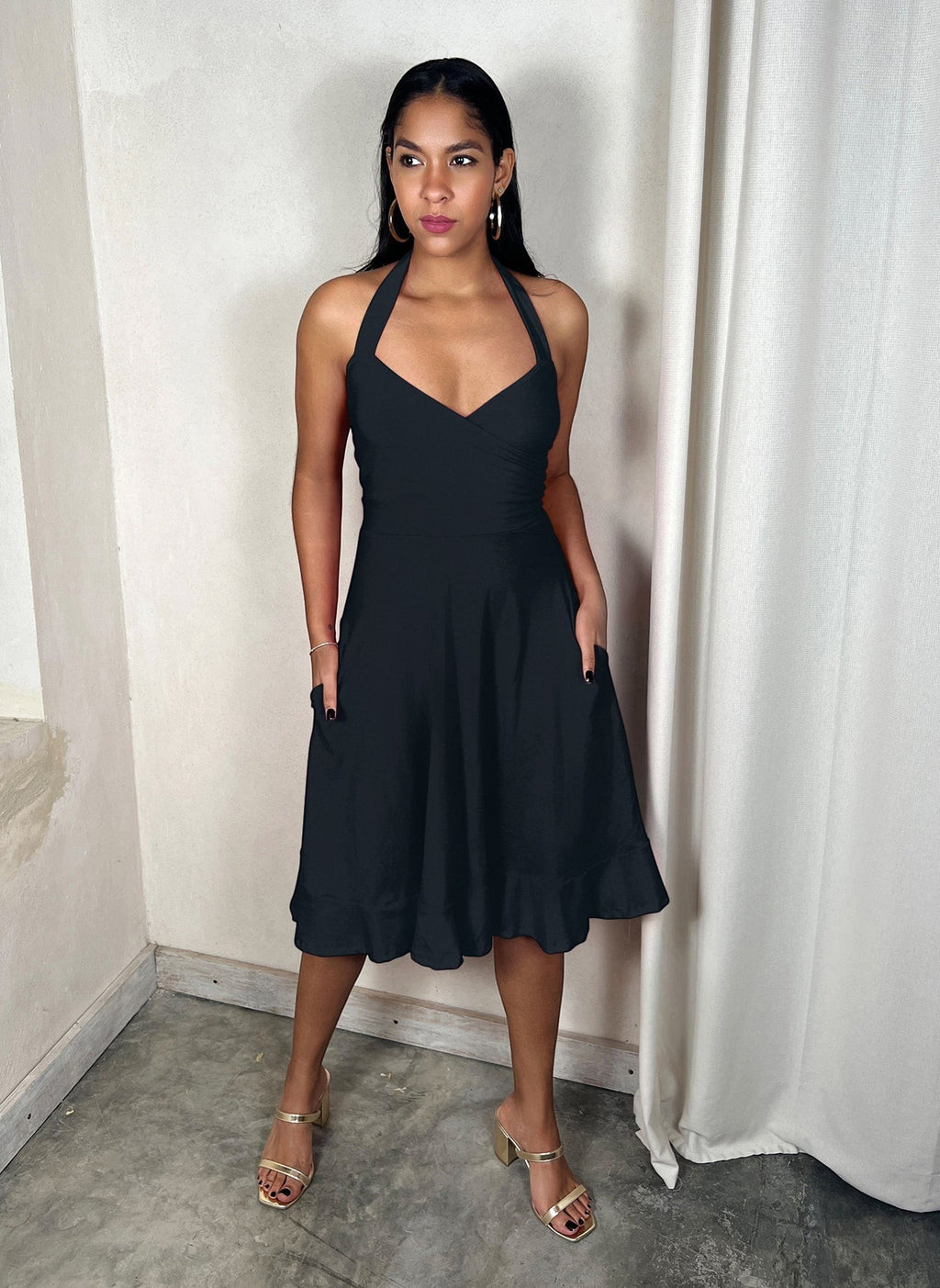 Sweetheart Neckline Skater Midi Dress w. Pockets -Black